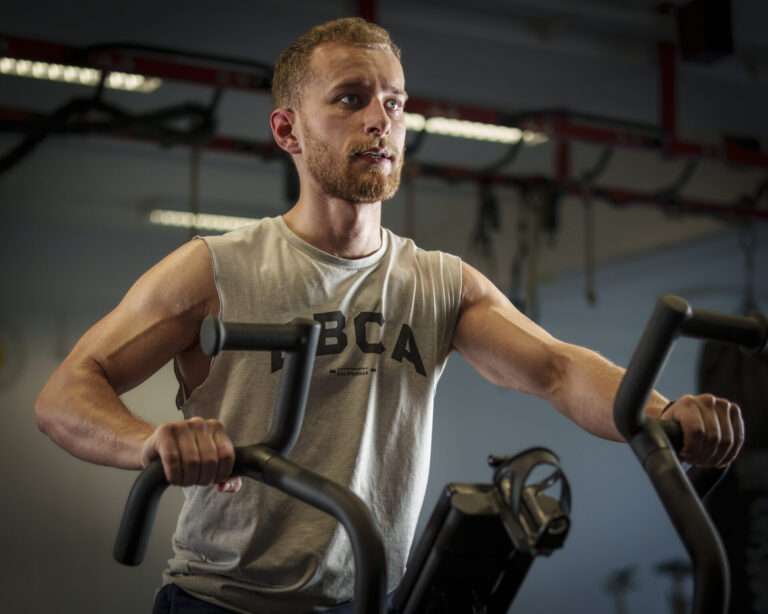 HIIT kardio na konci tréningu stoji za to. Sledovanie intenzity na airbiku